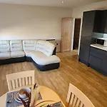 Modern 2 Bedrooms Apartment In Town Centre 10